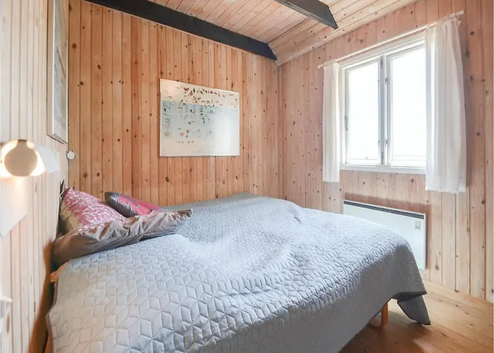 Three-bedroom In Holiday home *
